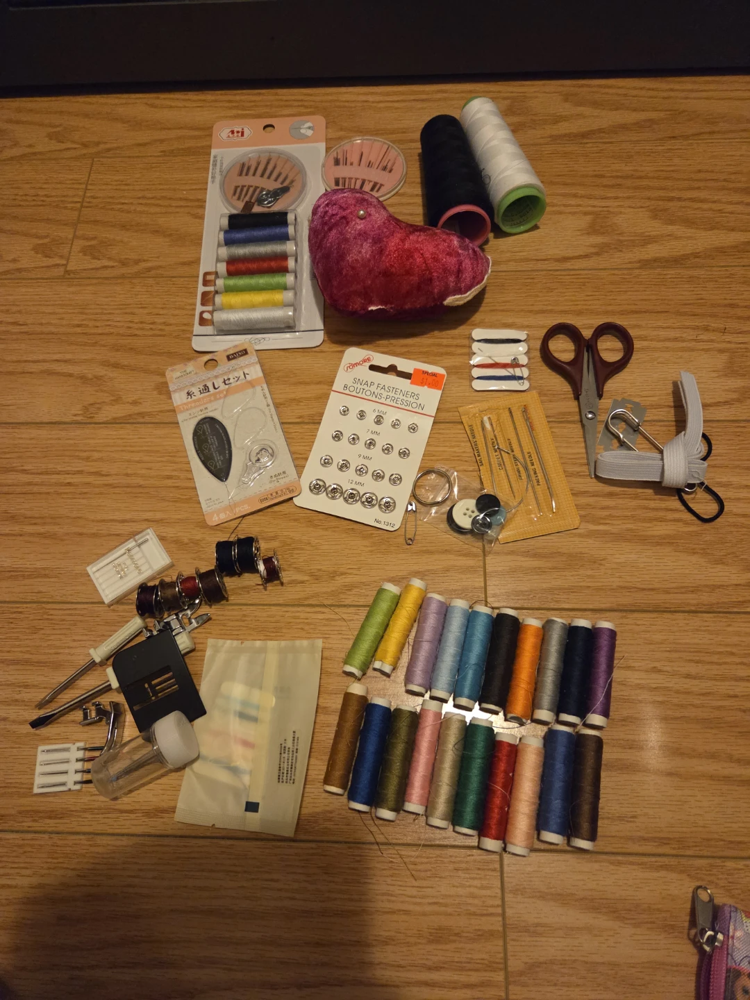 Sewing kit with needles, bobbins and spool - photo 2