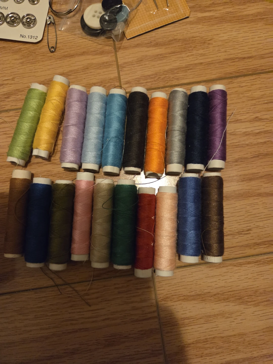 Sewing kit with needles, bobbins and spool - photo 3