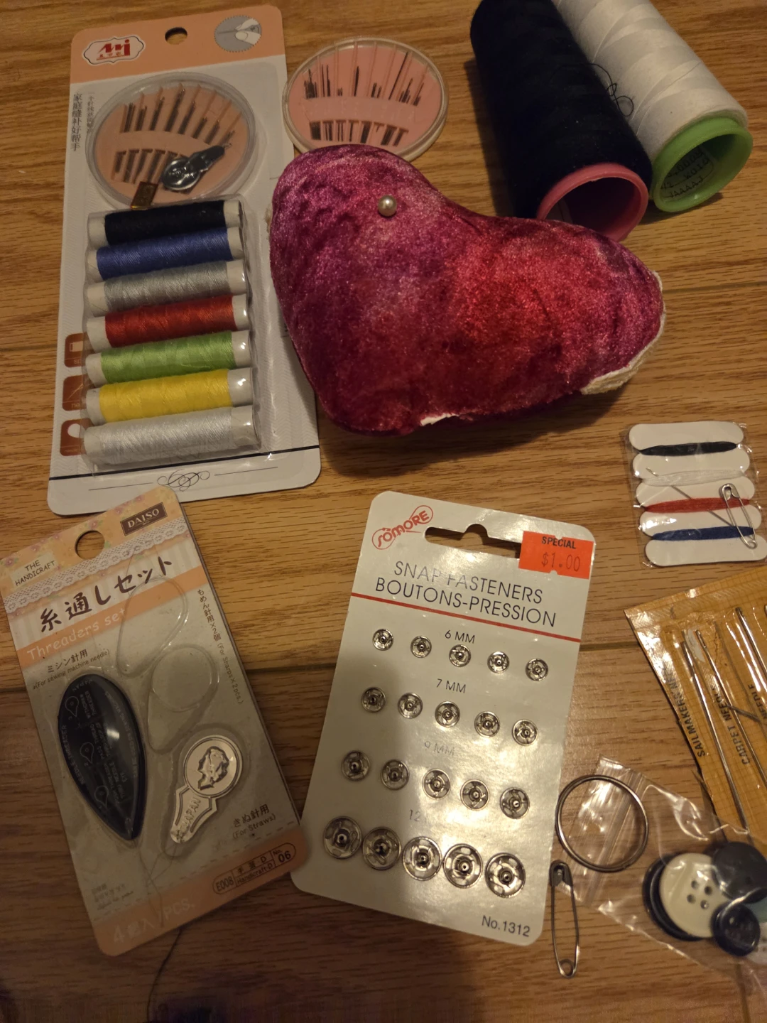 Sewing kit with needles, bobbins and spool - photo 5