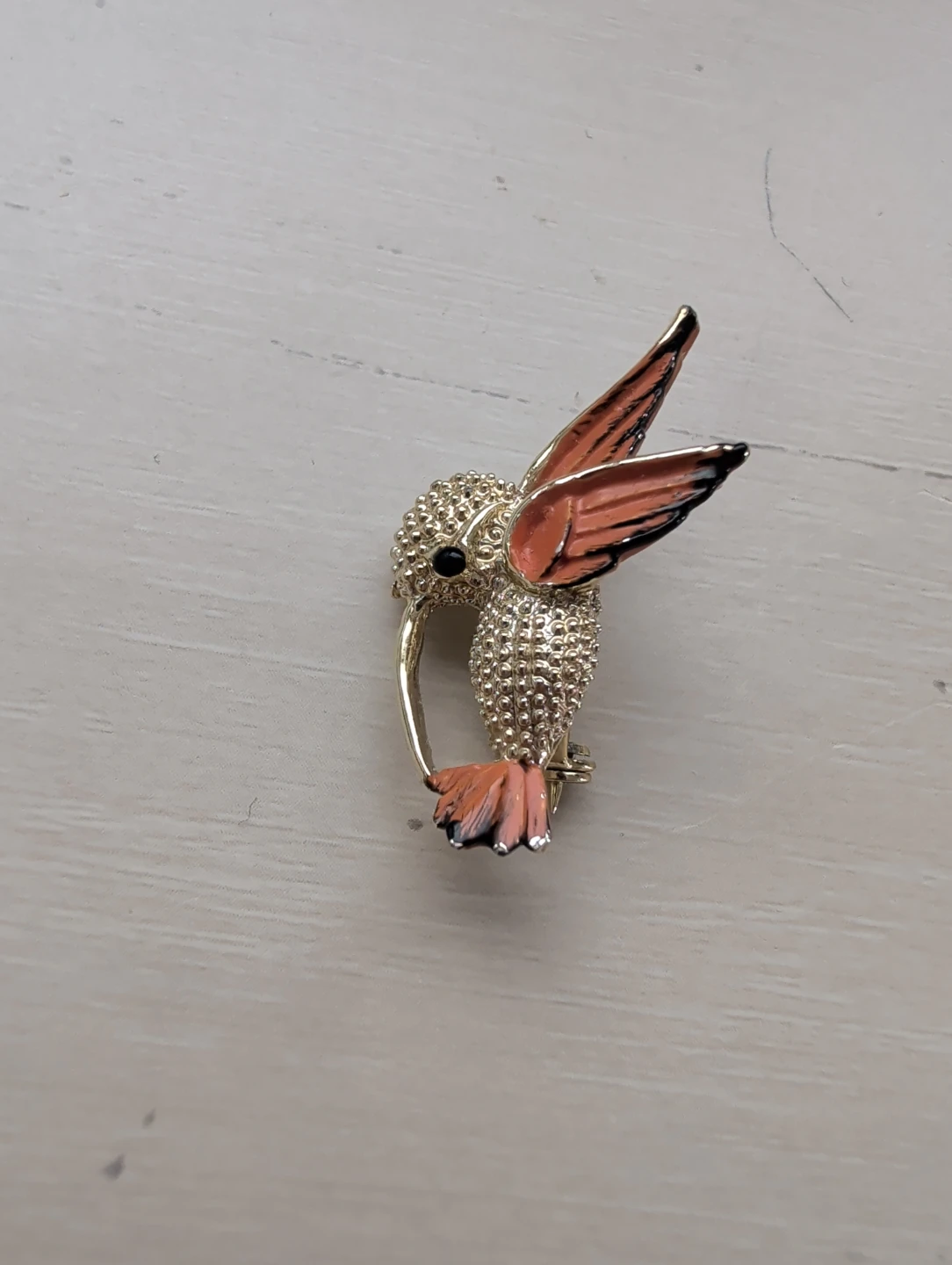 Gold tone hummingbird brooch