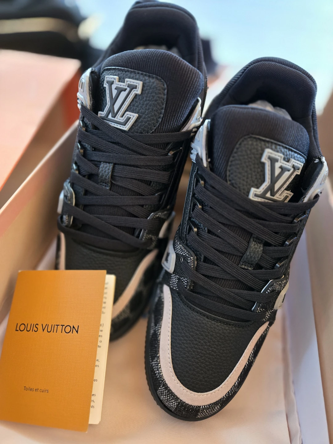 Louis Vuitton LV Arch Light Sneaker - Size 10/44 - Black - photo 2