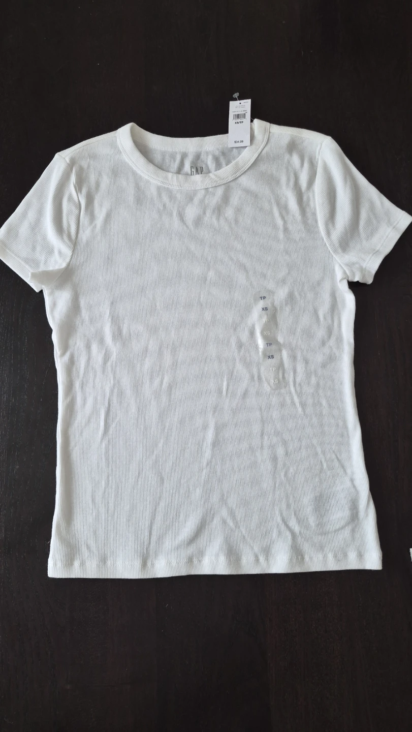 New Gap women's XSmall white tshirt, tags attached!