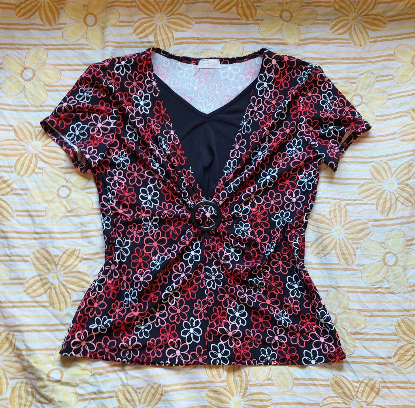 Poet floral top with a cute buckle detail