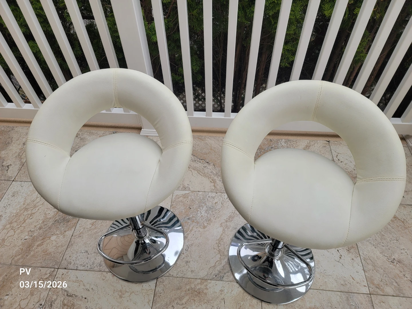 Moving  Sale  Modern  White  Bar  Stools. - photo 2