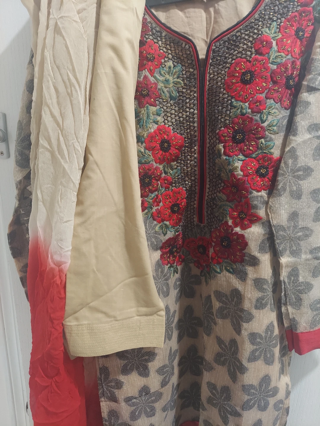 Embroidered Kurti with Dupatta - photo 3