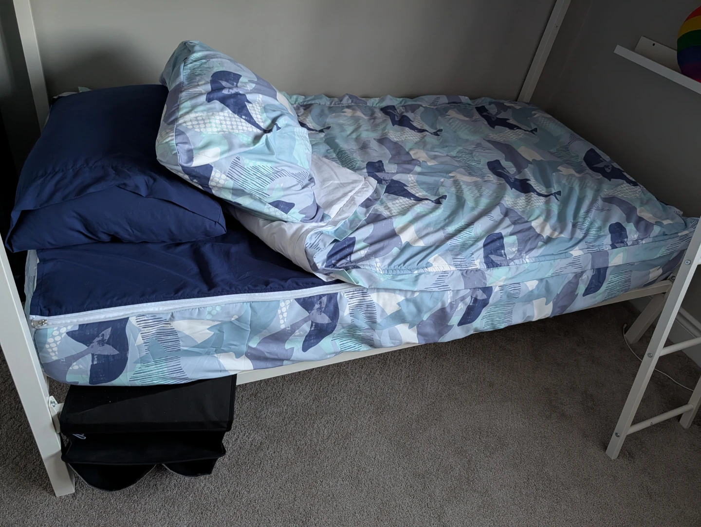 Twin bunk bed - plus mattress and bedding - photo 2