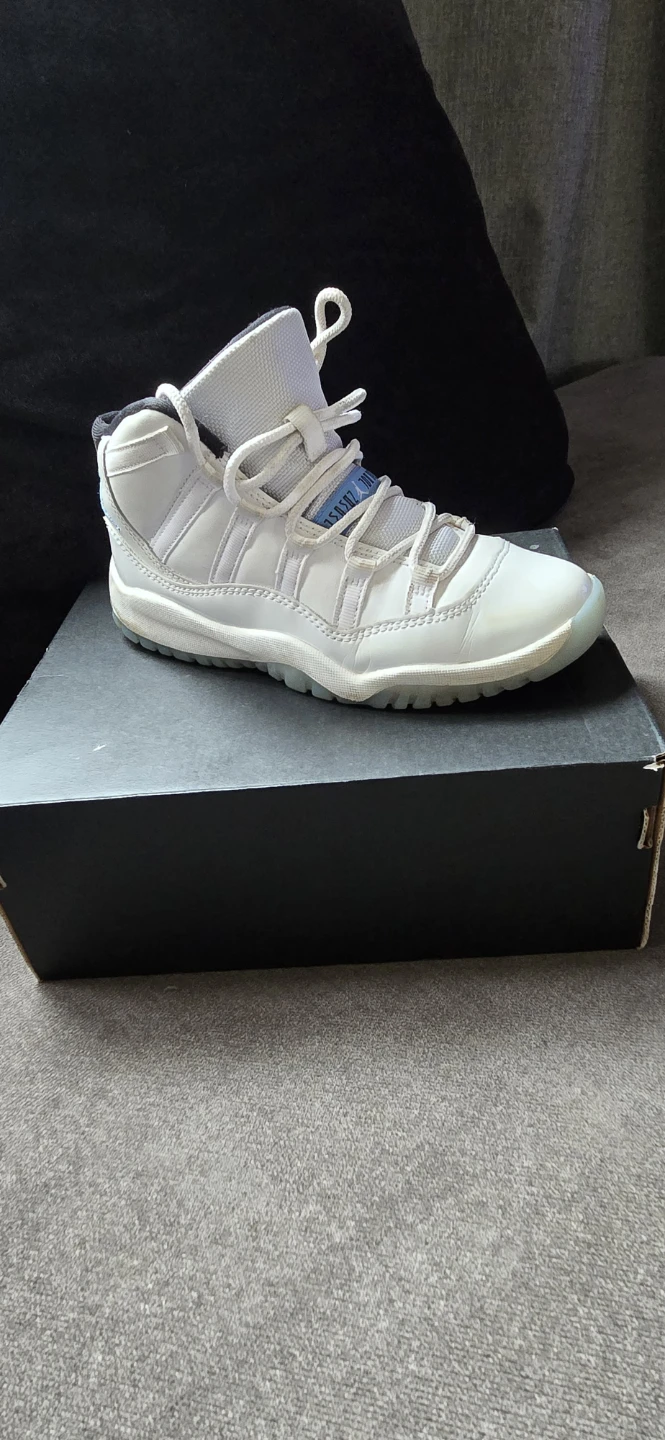Air Jordan 11 Retro Concord Sneakers
