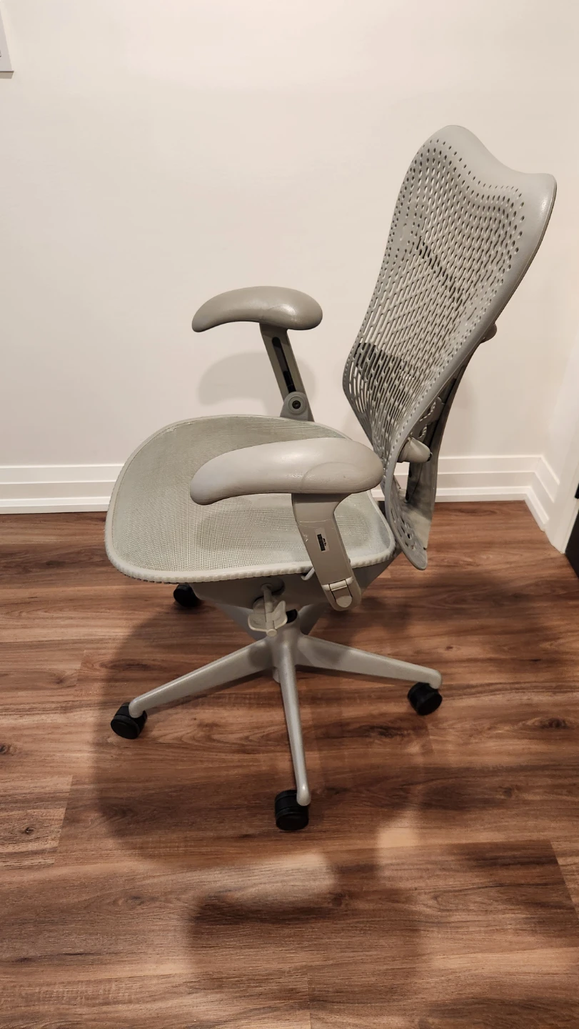 Herman Miller Aeron Chair (Size B) - photo 4