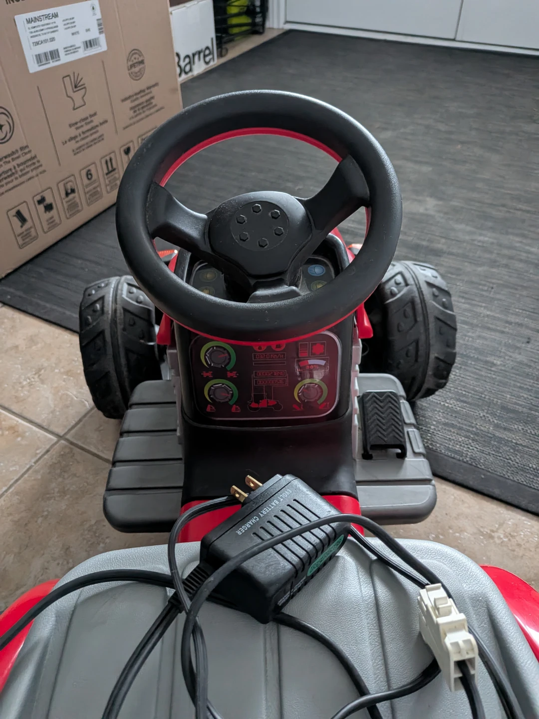 Peg-Pérego Lil' Red Tractor Ride-On Toy - photo 3