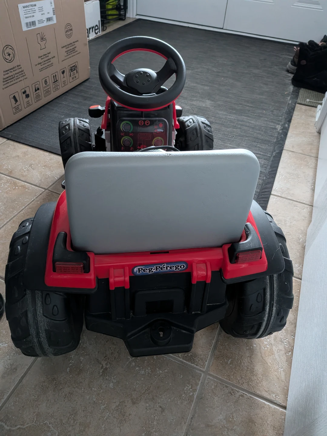 Peg-Pérego Lil' Red Tractor Ride-On Toy - photo 4