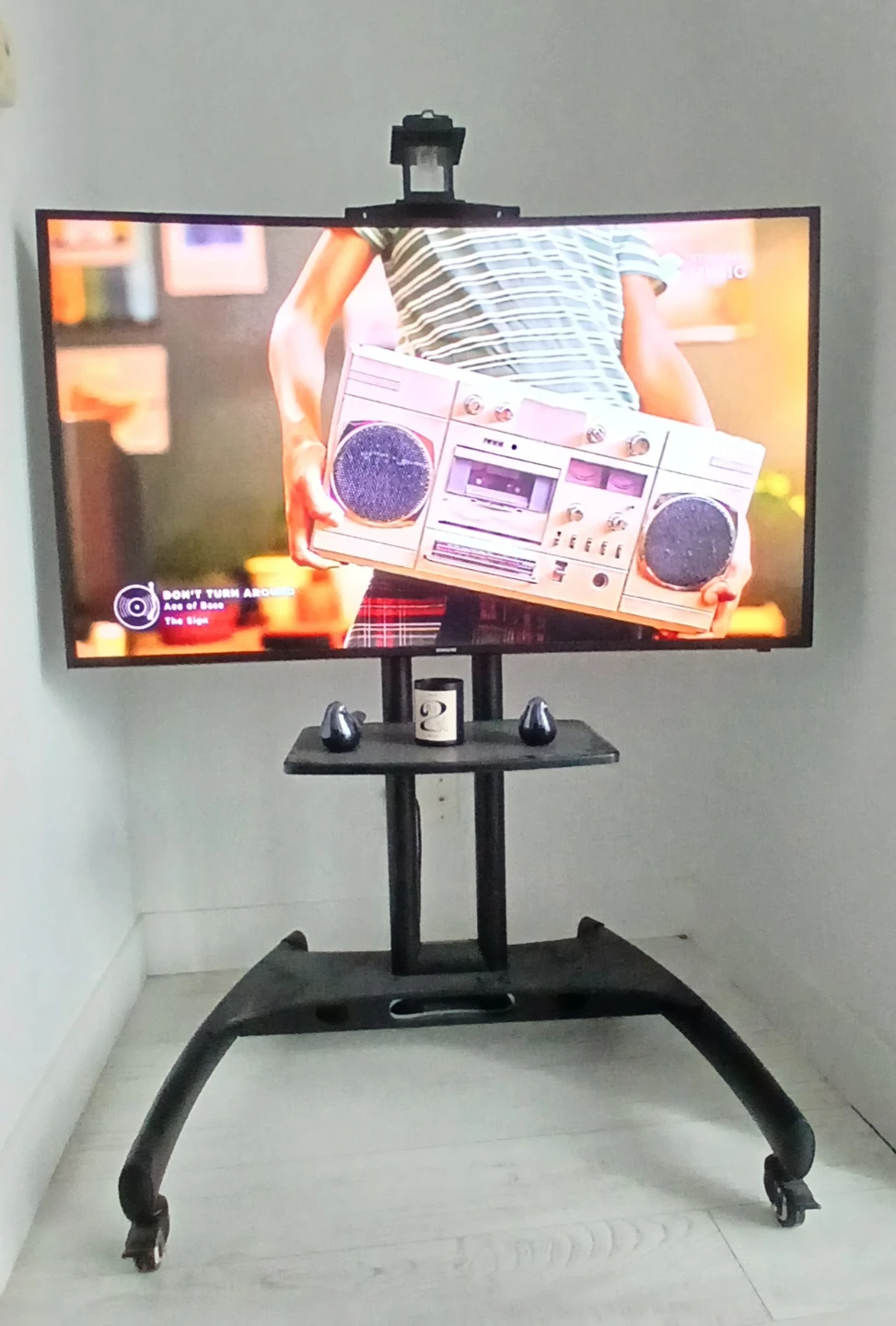 SAMSUNG 43-INCH CURVED TV + Rolling Stand with Mount - photo 2