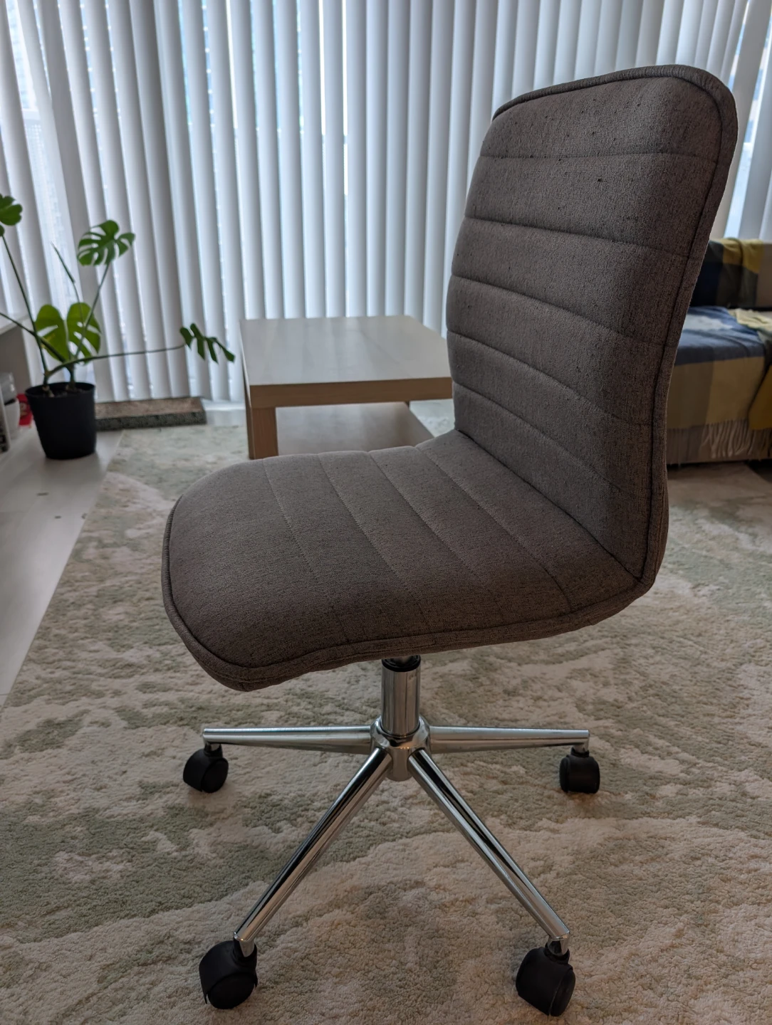 Office chair with wheels - photo 2