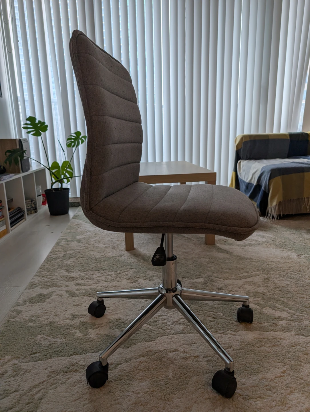 Office chair with wheels - photo 3