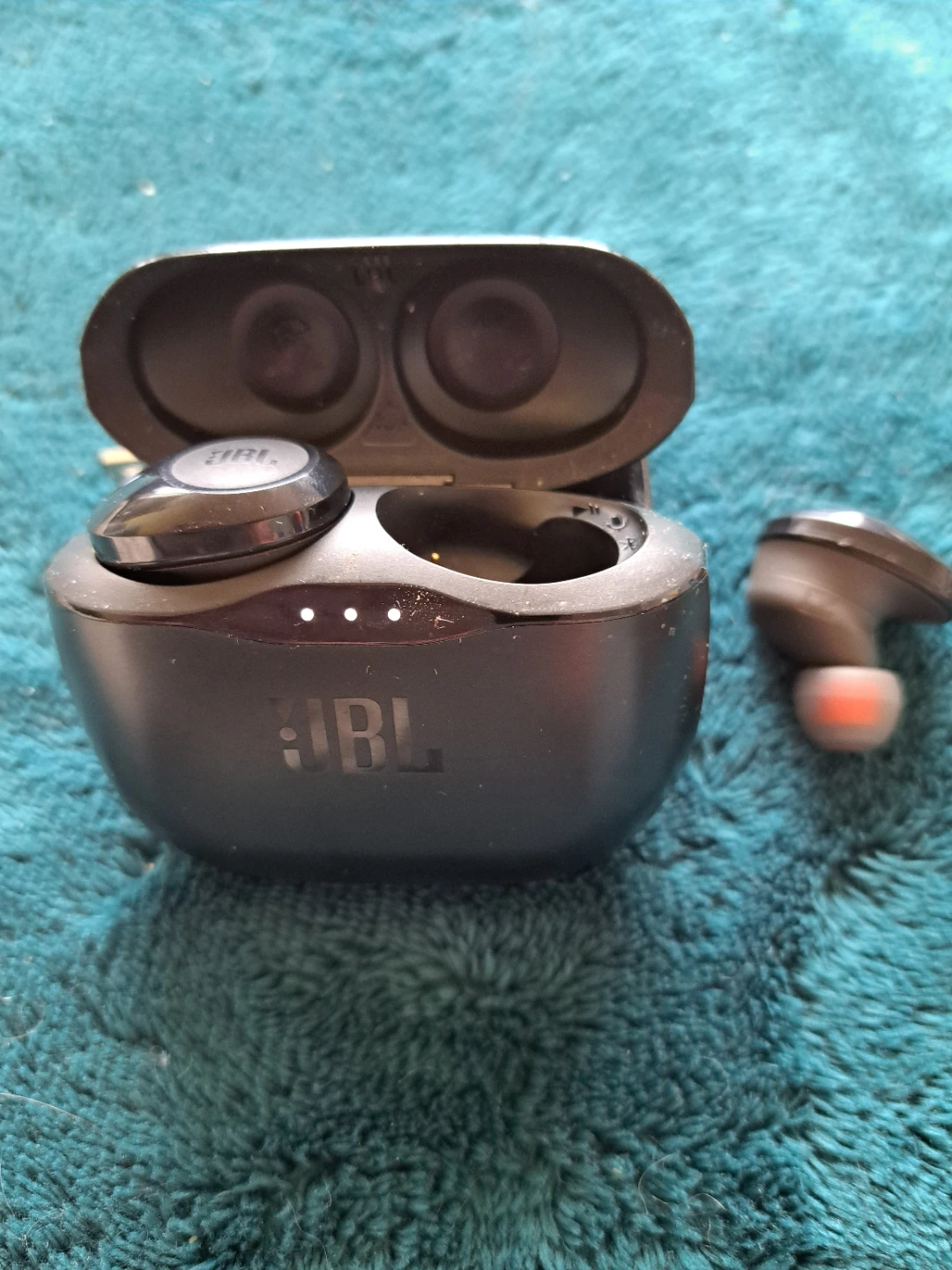 JBL Wireless Earbuds Charging Case - photo 4