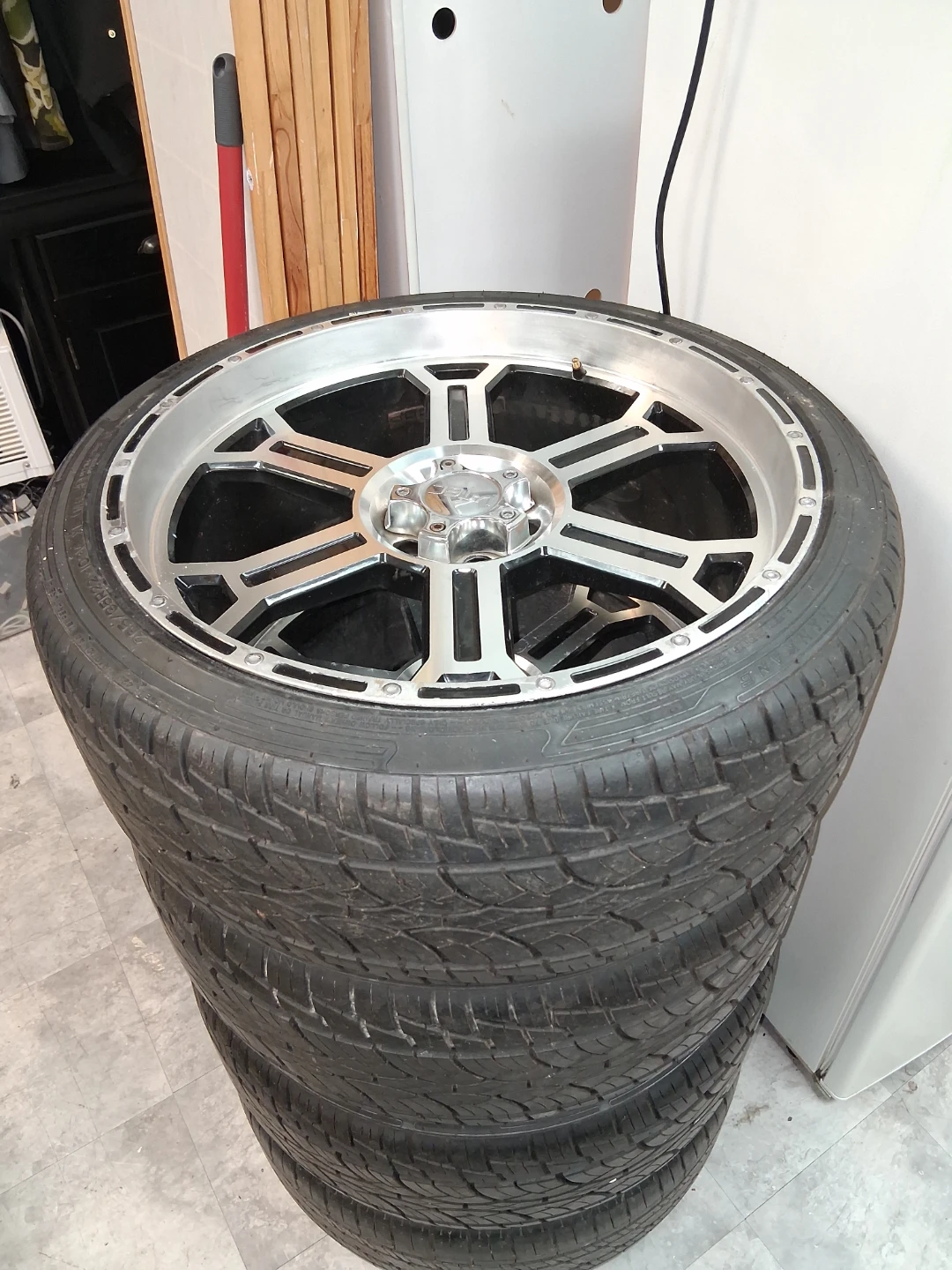 Venta de cosas 5521w Belmont av todo tiene diferentes precios