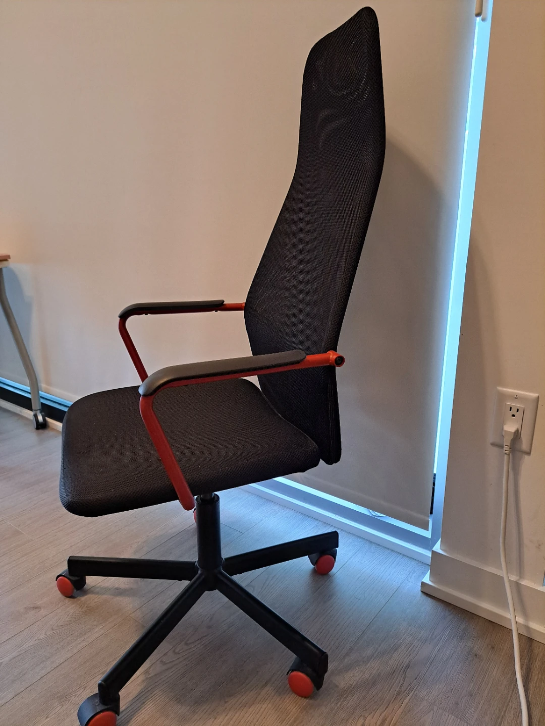 Black Mesh Office Chair with Red Accents - photo 2