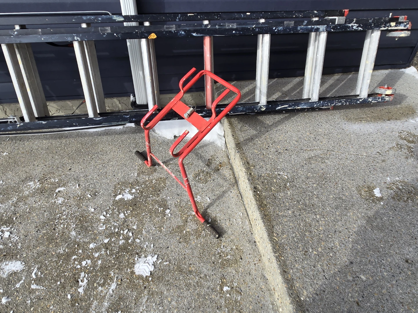 Aluminum Extension Ladder with standoff attachment