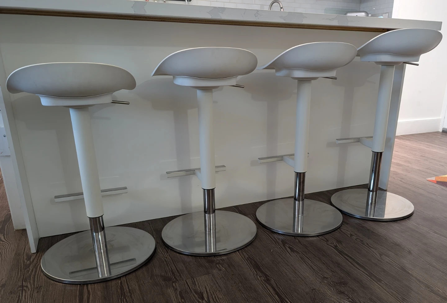 4 white counter stools - swivel and adjustable height - photo 2