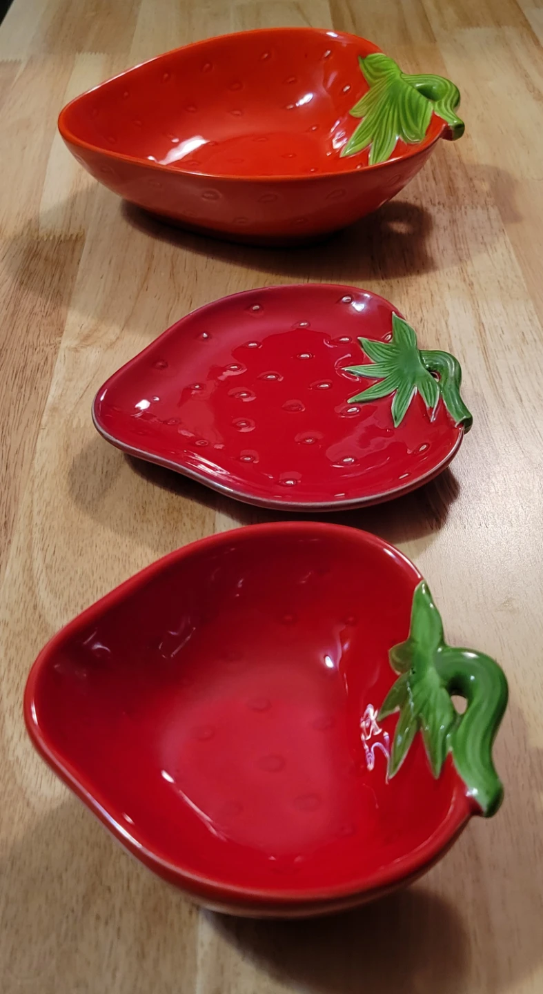 Vintage Strawberry Bowls And Plate Japan Set (3 Pieces) - photo 2