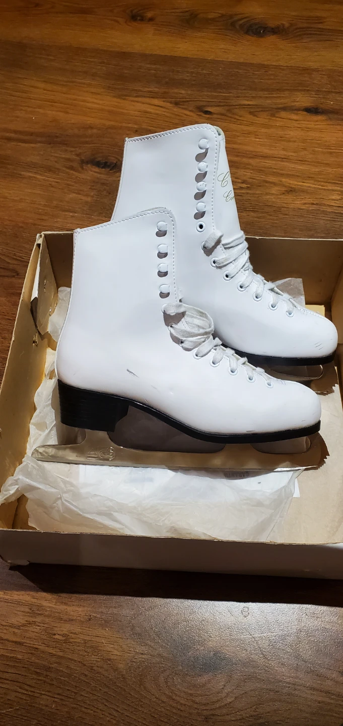CCM Figure Skates Size 7 - photo 2
