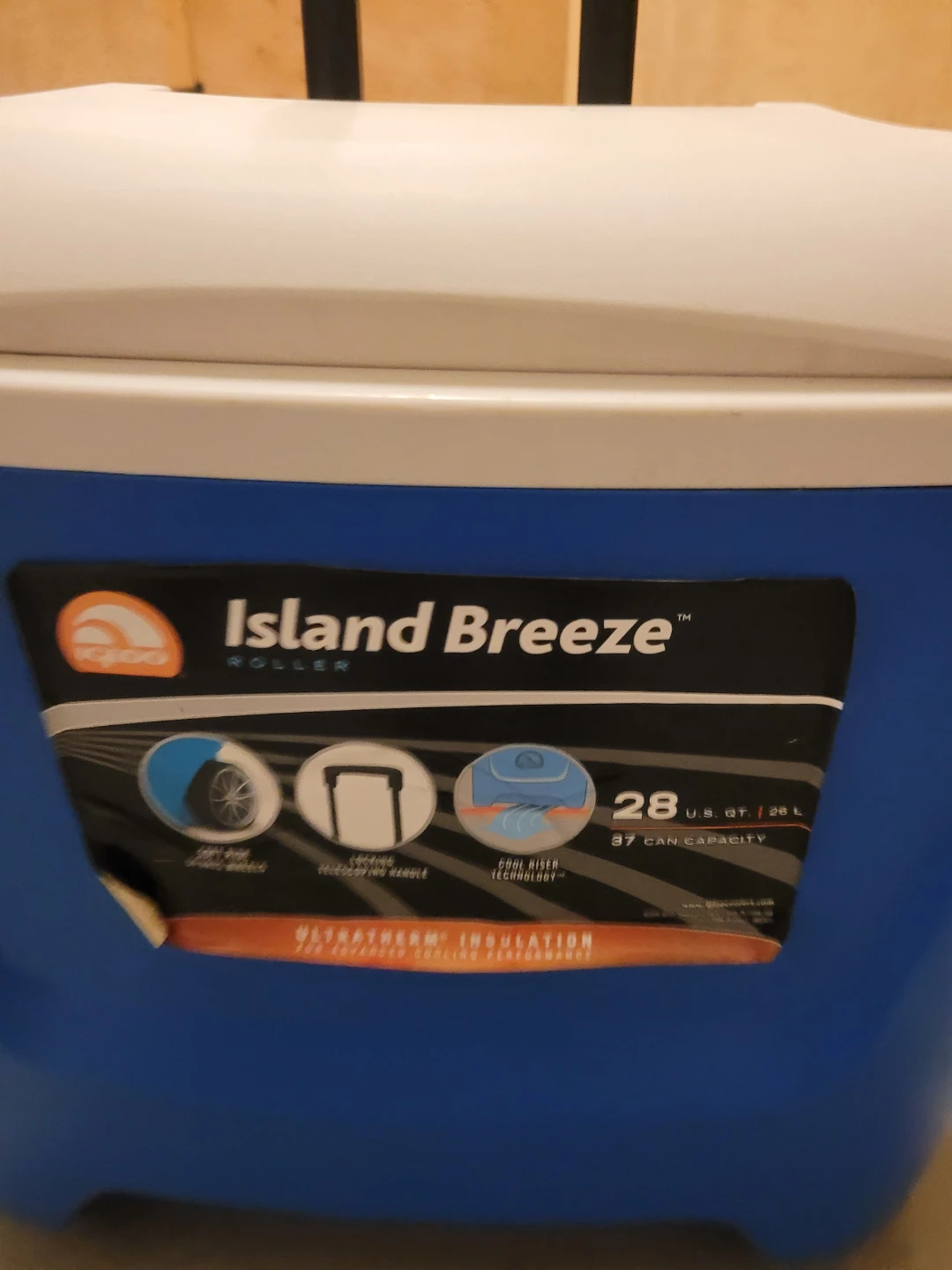 Igloo Island Breeze Roller Cooler 28 Can Capacity