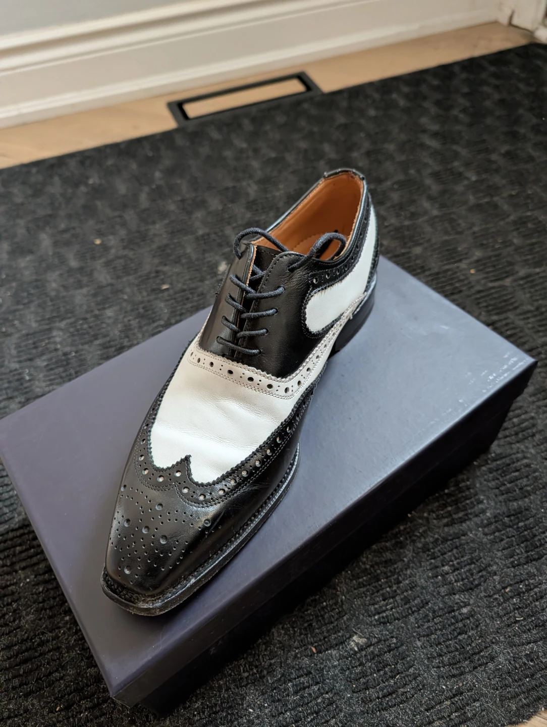 Men's Wingtip Oxford Shoes - Black and White