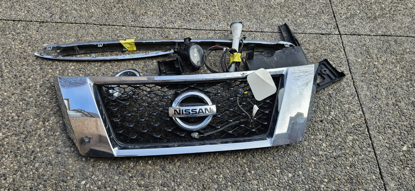 Nissan Pathfinder Grille and Fog Light Assembly