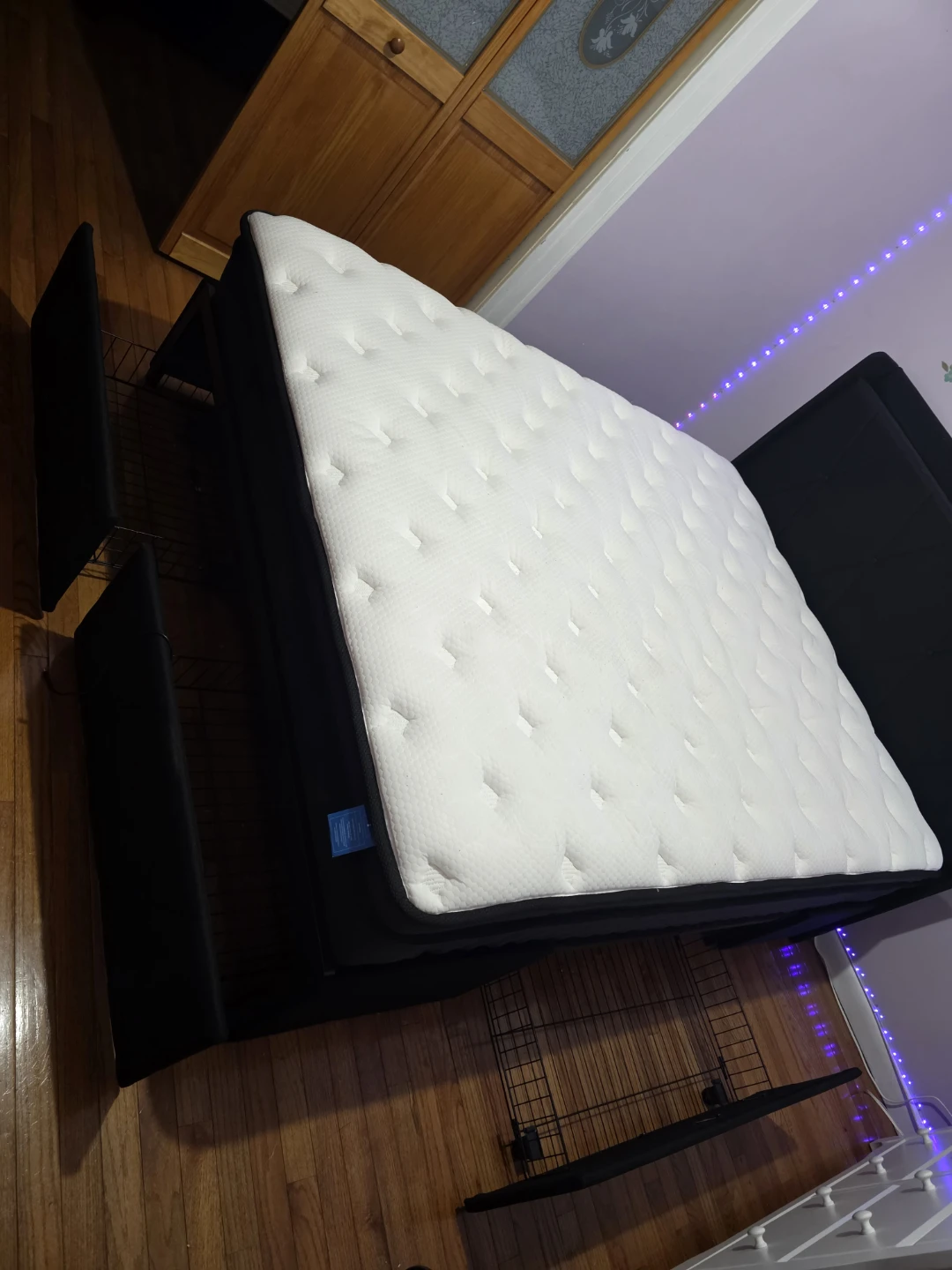 Queen Size Mattress with Black Headboard - photo 5