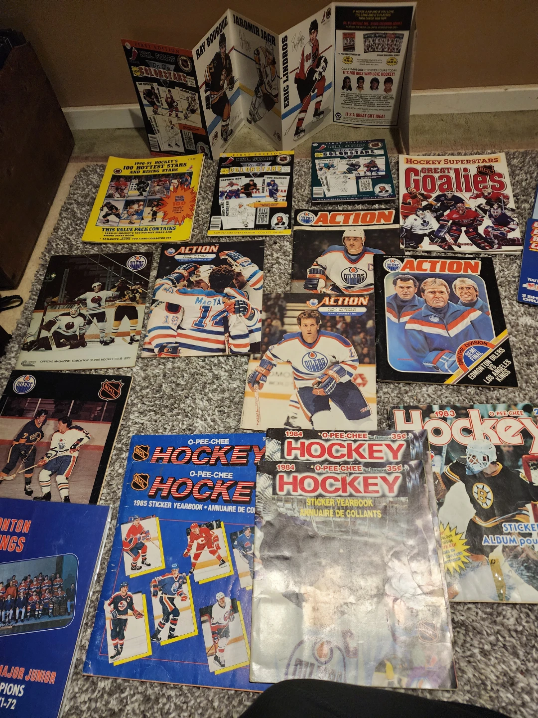 Assorted Hockey Memorabilia - Magazines, Programs, and Cards