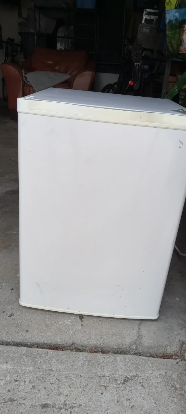 Free ,gratis White Compact Mini Refrigerator - photo 4