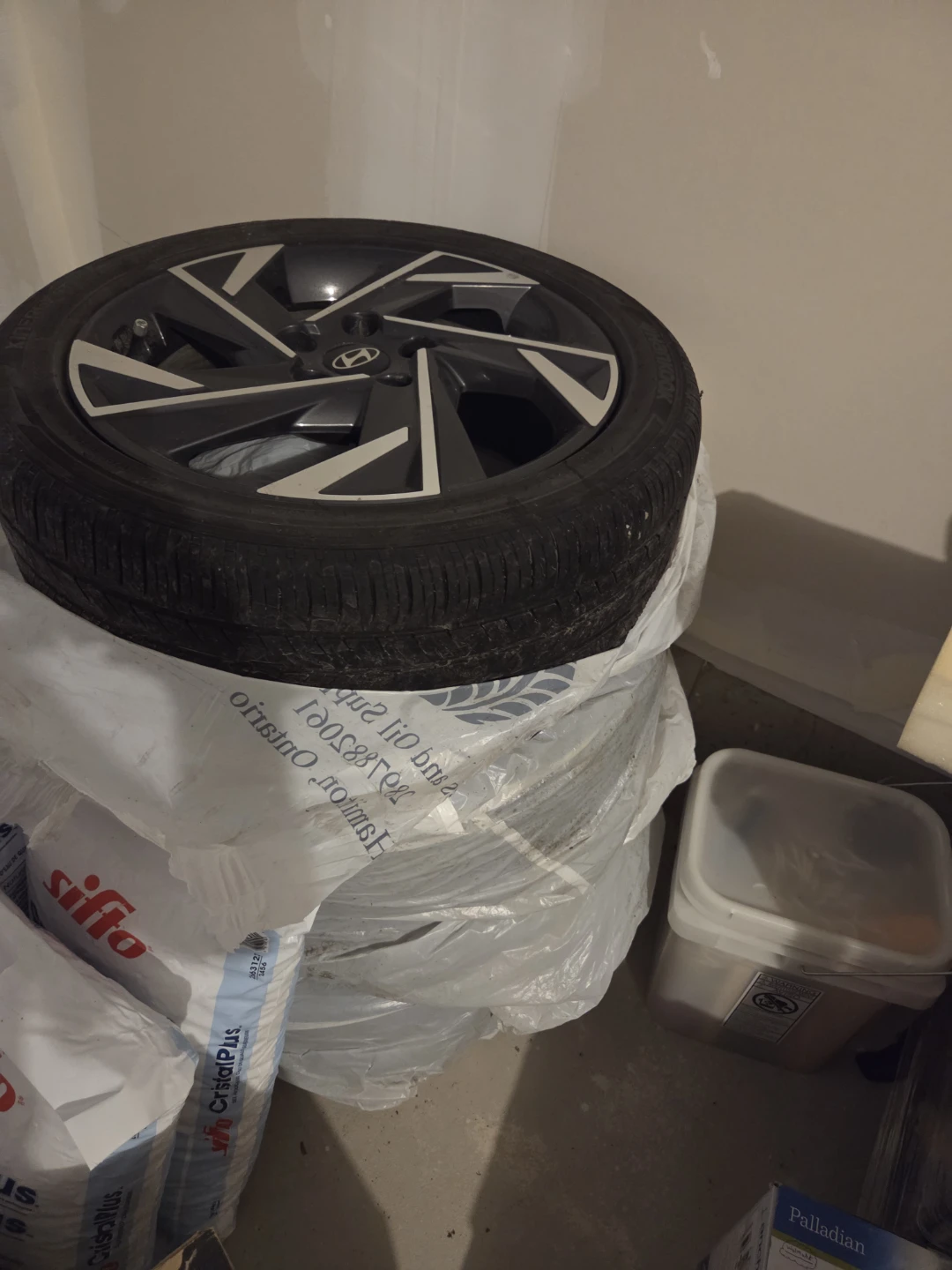 Hyundai Tire and Wheel - 225/45R17