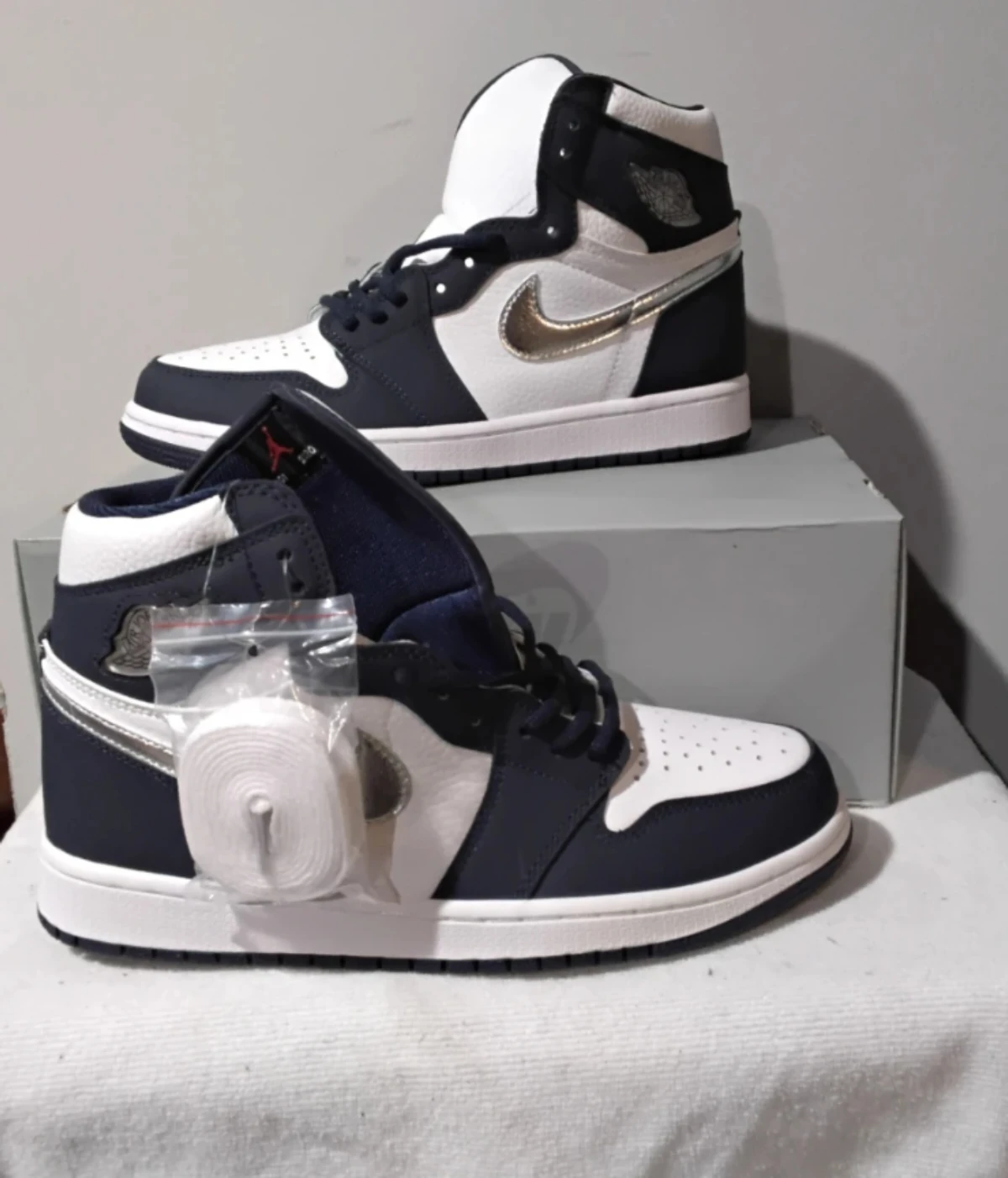 Air Jordan 1 High OG "Midnight Navy" Sneakers - photo 2