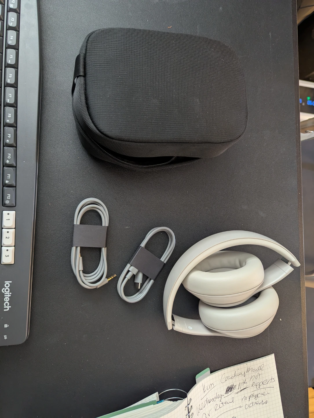 Beats Studio Pro Headphones white/beige MQTR3LL/A - photo 3