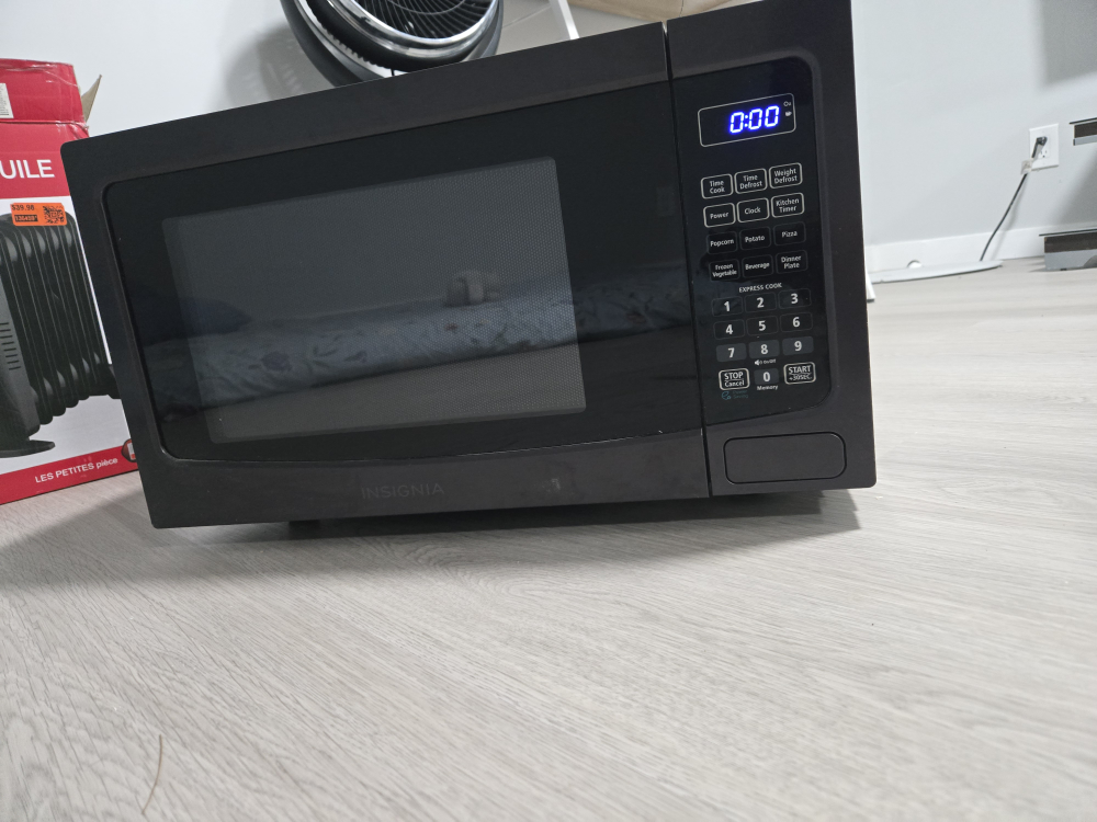 Insignia Black Microwave Oven
