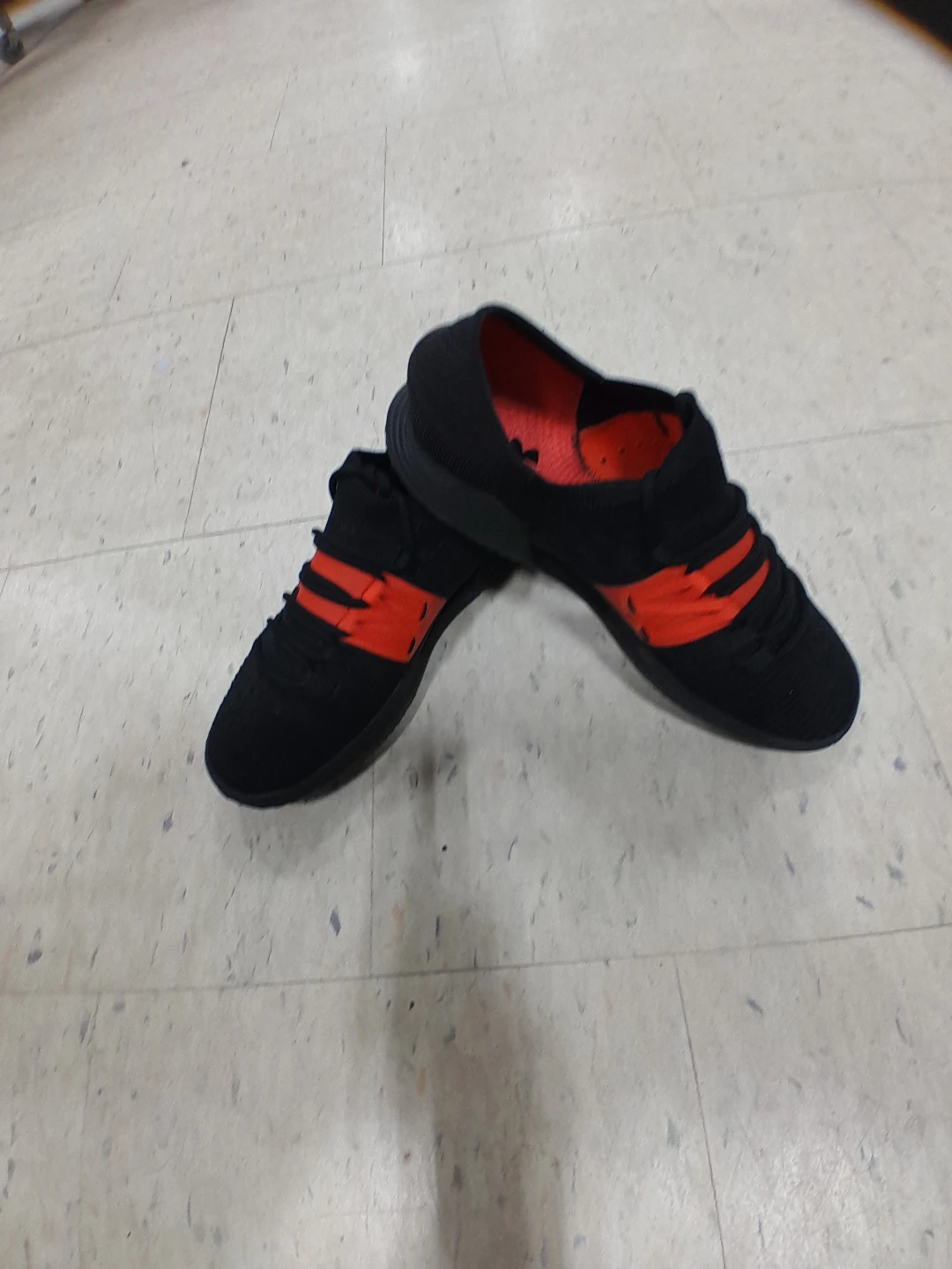 Under Armour Classic Black and Orange Running Shoes Size 8.5