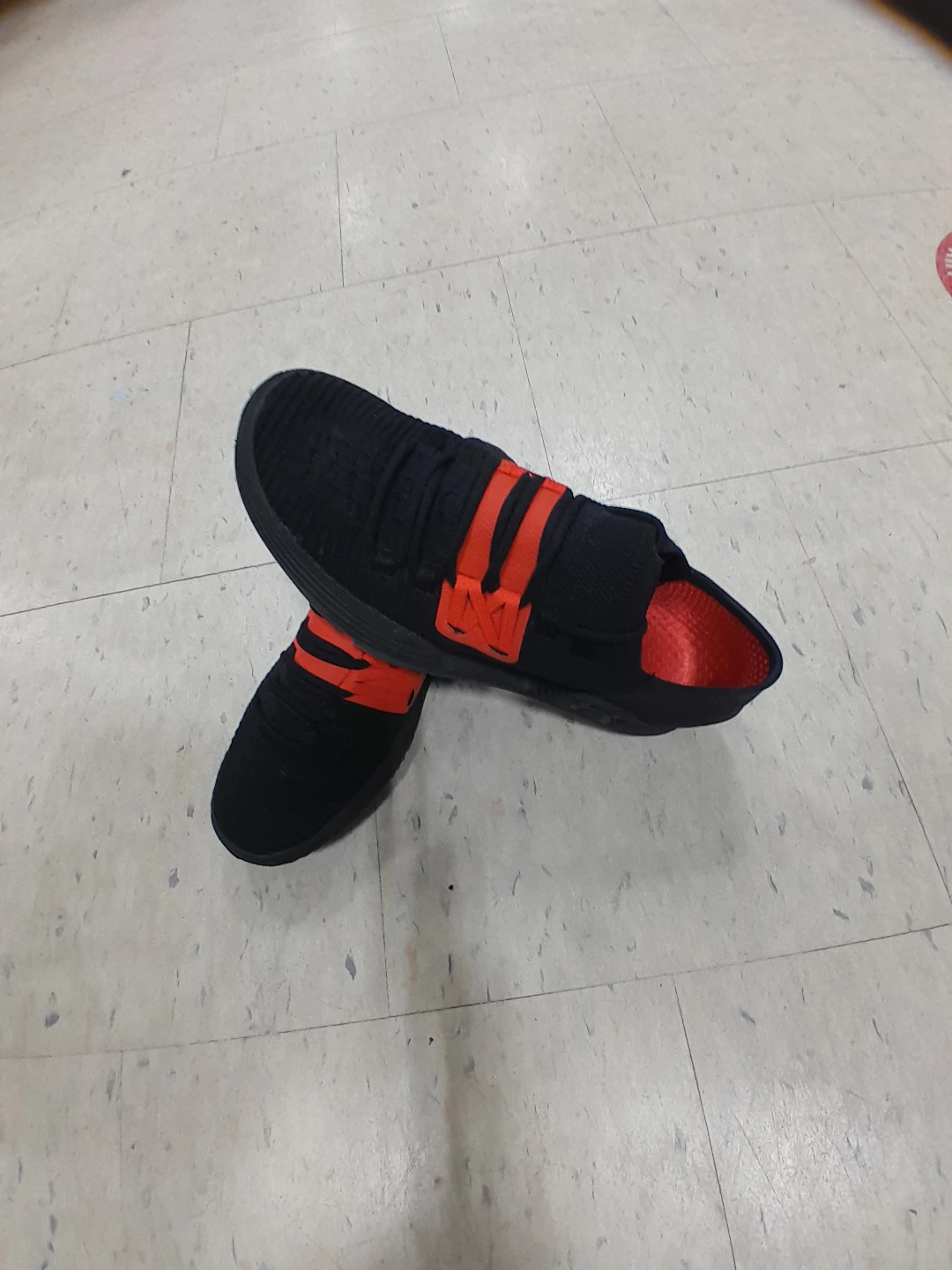 Under Armour Classic Black and Orange Running Shoes Size 8.5 - photo 2