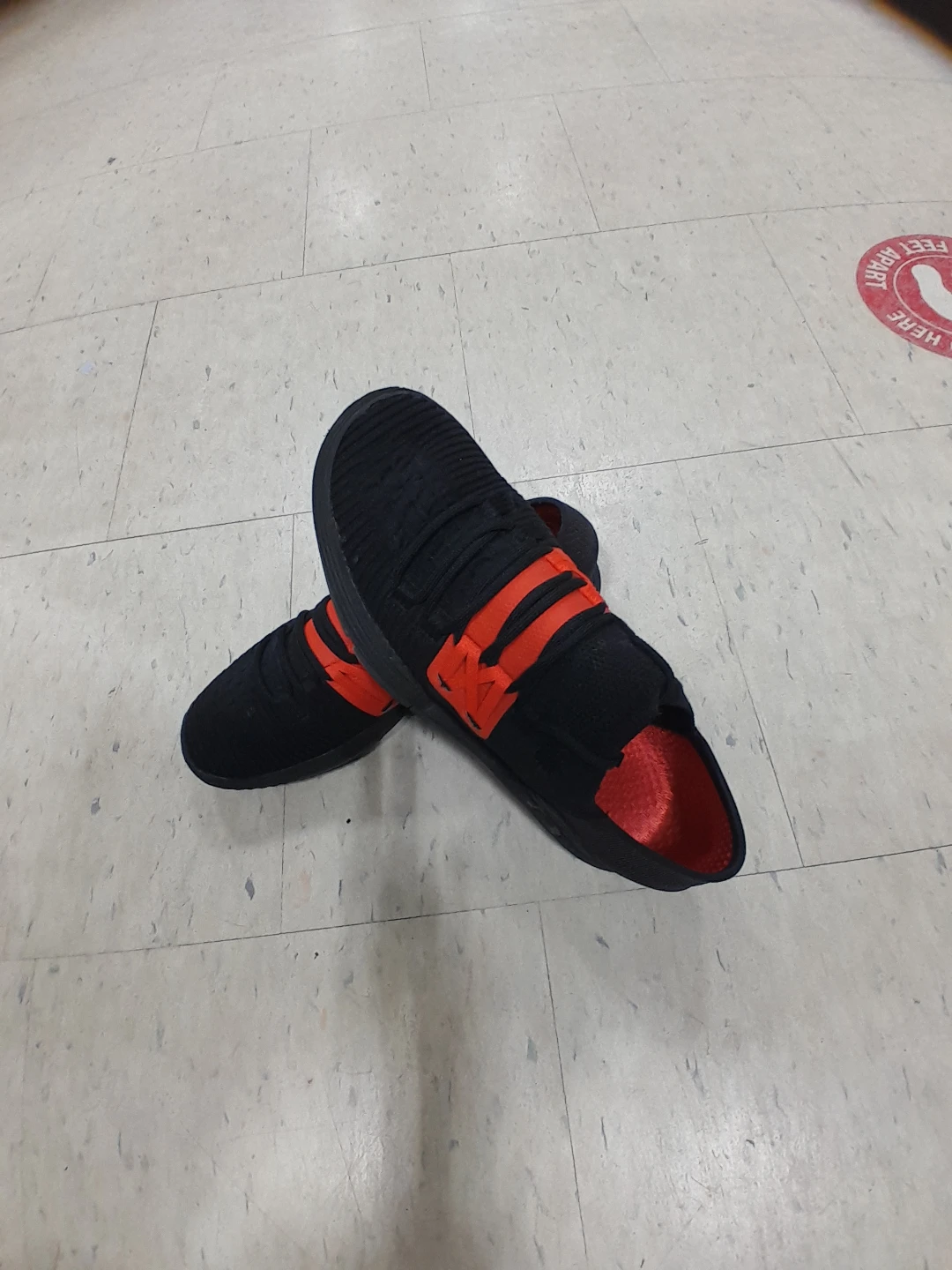 Under Armour Classic Black and Orange Running Shoes Size 8.5 - photo 5