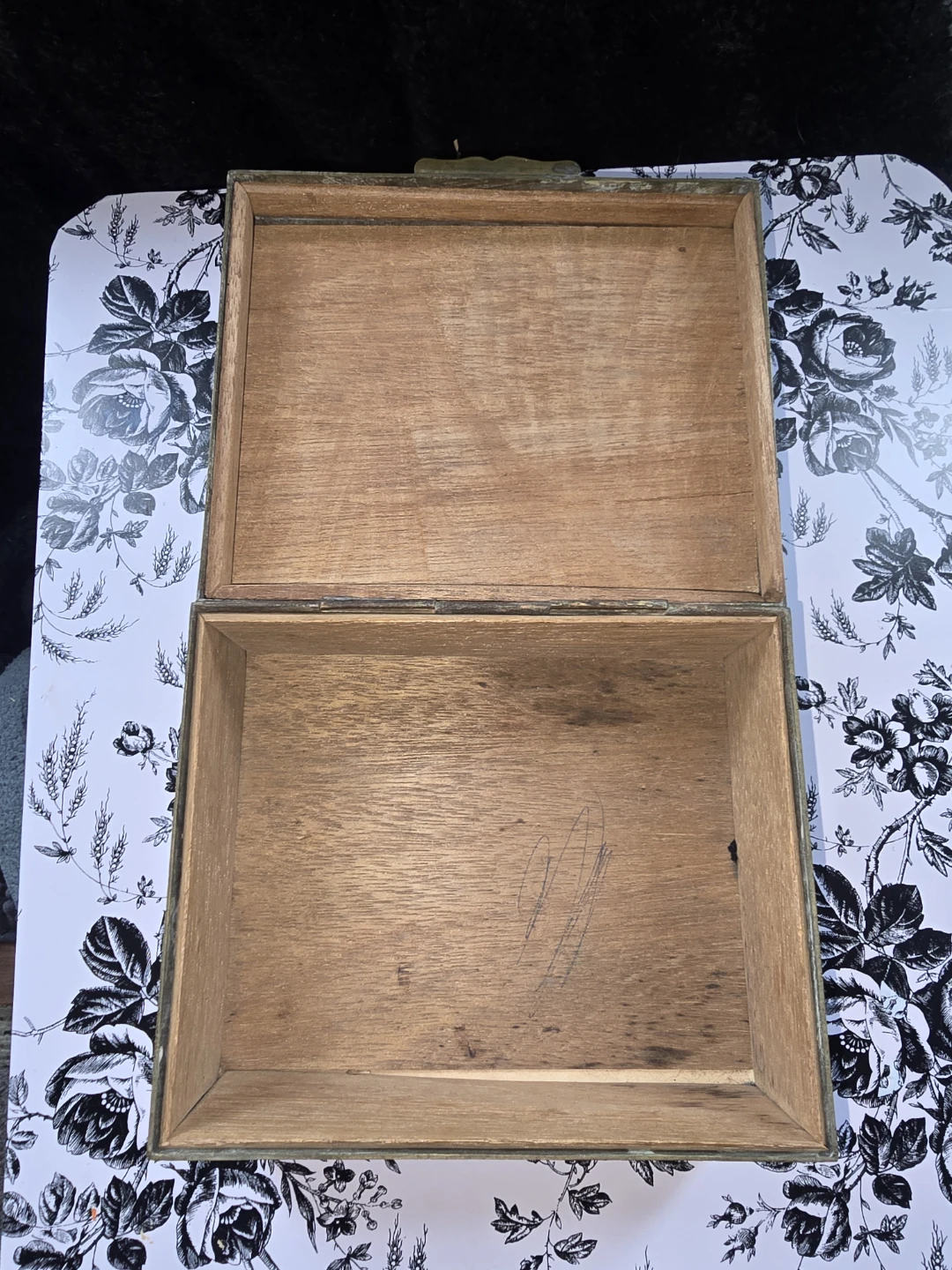 Vintage Brass Chinese Engraved Symbols Decorative Storage Box - photo 3