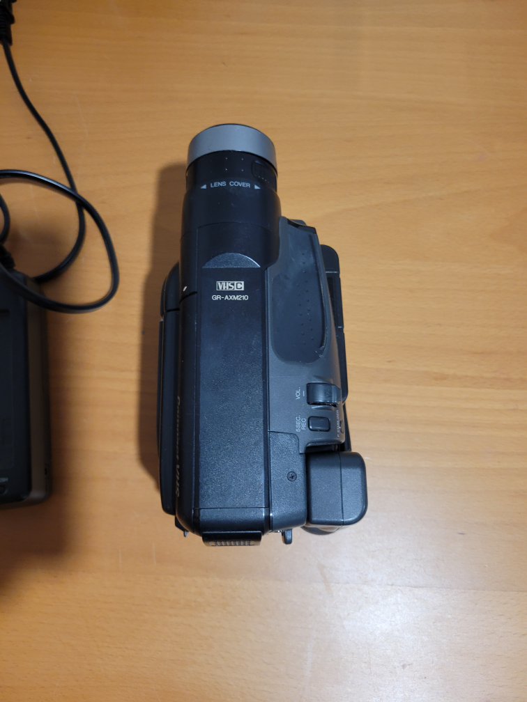 JVC GR-AXM210 Compact VHS Camcorder with Bag - photo 4