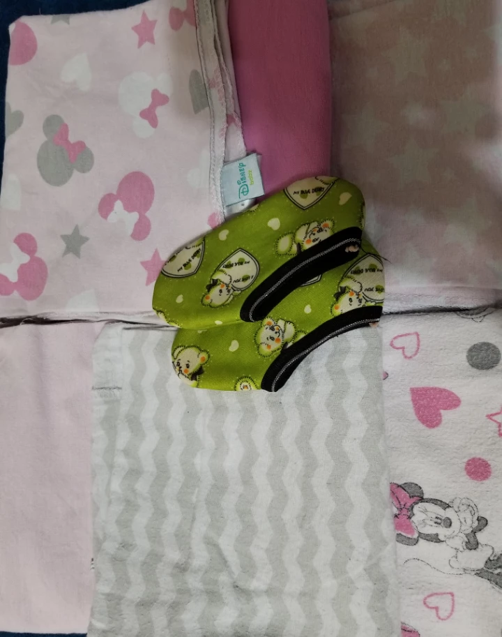 Swaddles (6) and shoes