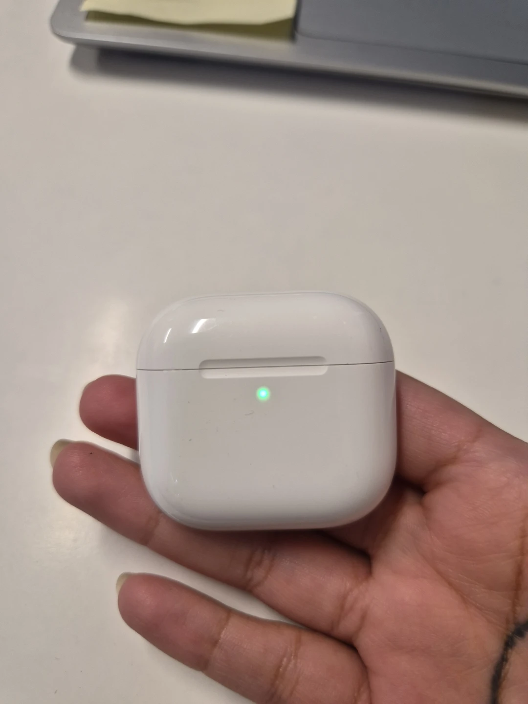 Apple AirPods 4 Charging Case & Earbud 🥕
