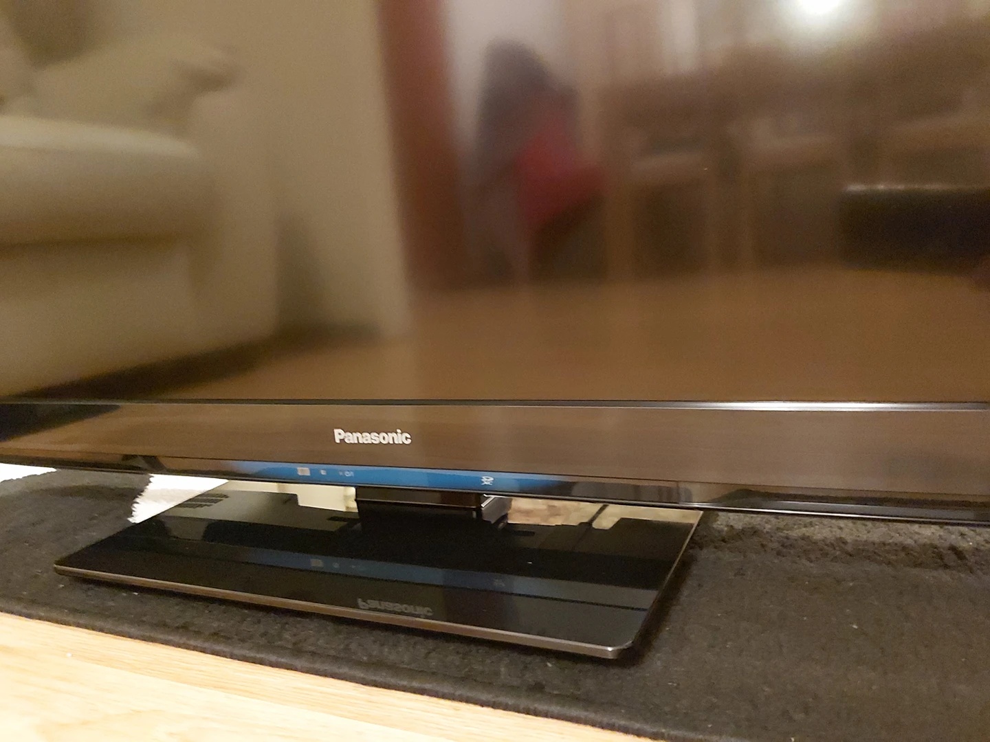 Panasonic TX-L37U3B 37" LCD TV - photo 4