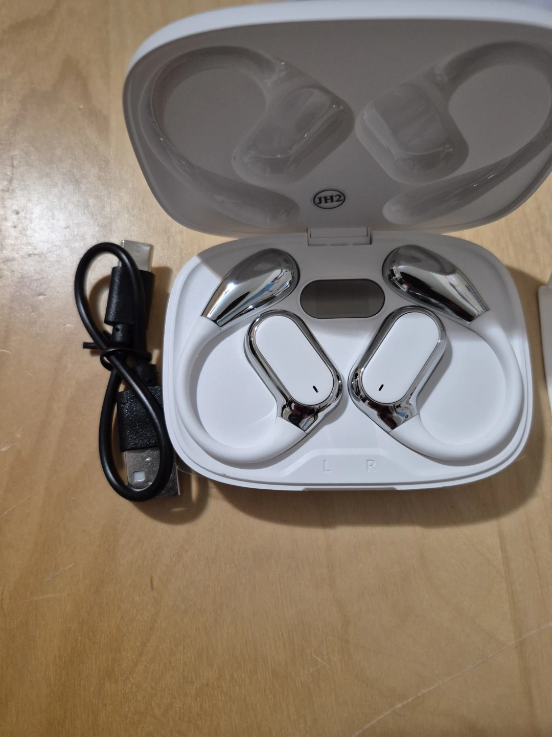 BNIB)AI translator wireless Airbuds Colour White