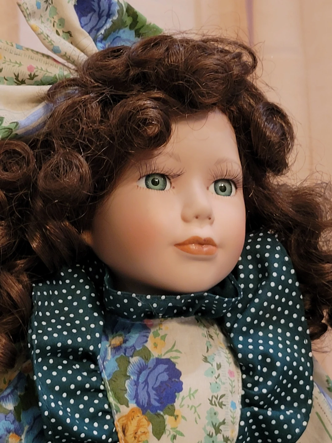MEMORIES GENUINE PORCELAIN DOLL 16" - photo 2