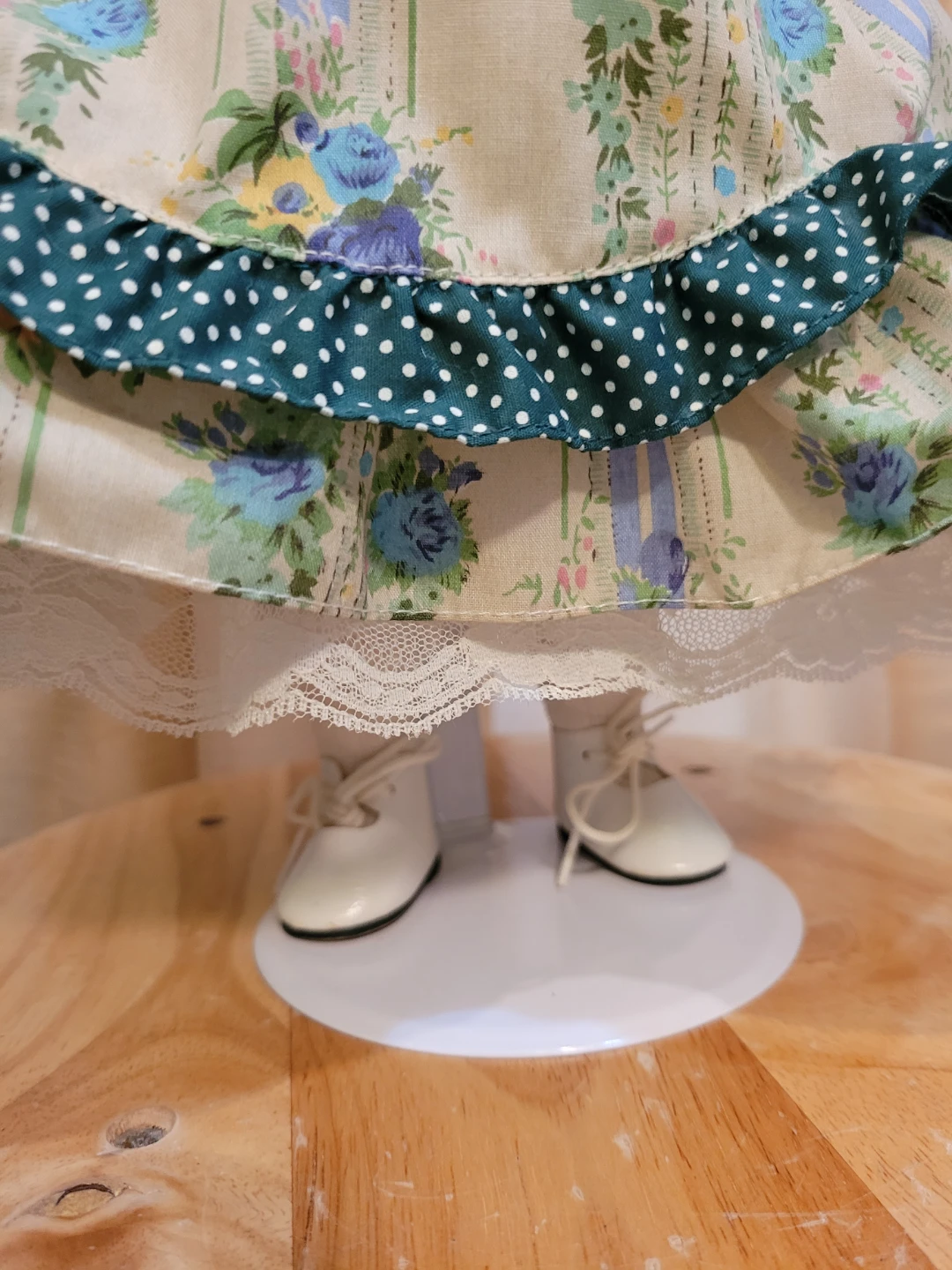 MEMORIES GENUINE PORCELAIN DOLL 16" - photo 3
