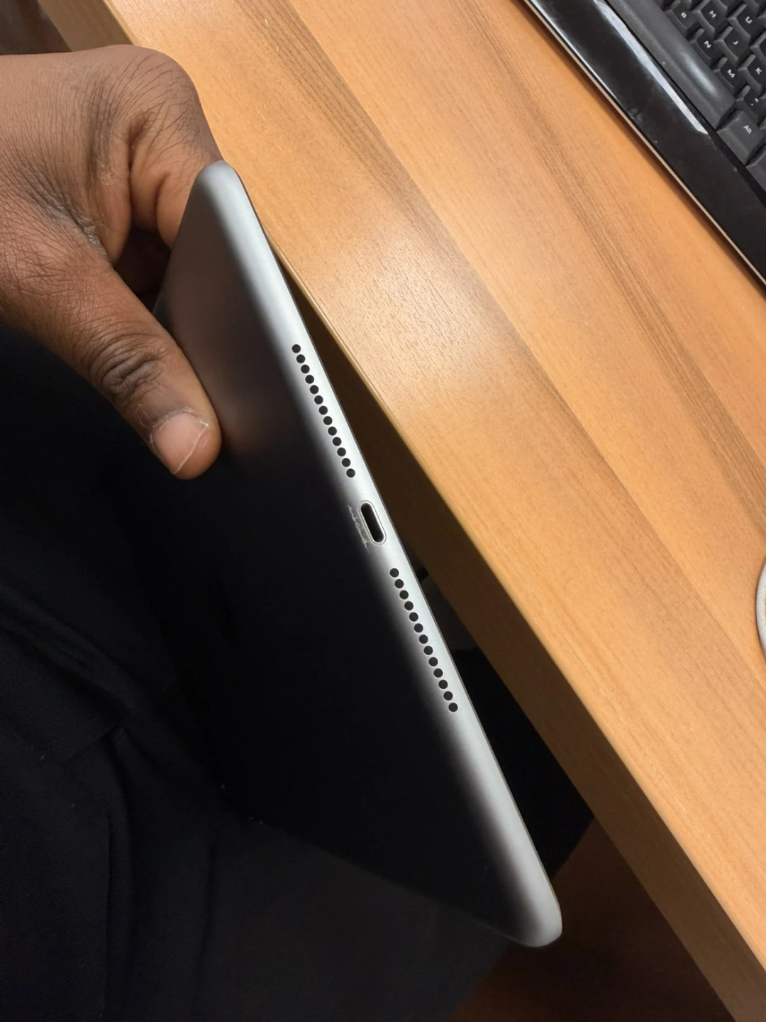 Apple iPad 6th Gen 32GB - 9.7" Retina - Great condition - photo 3
