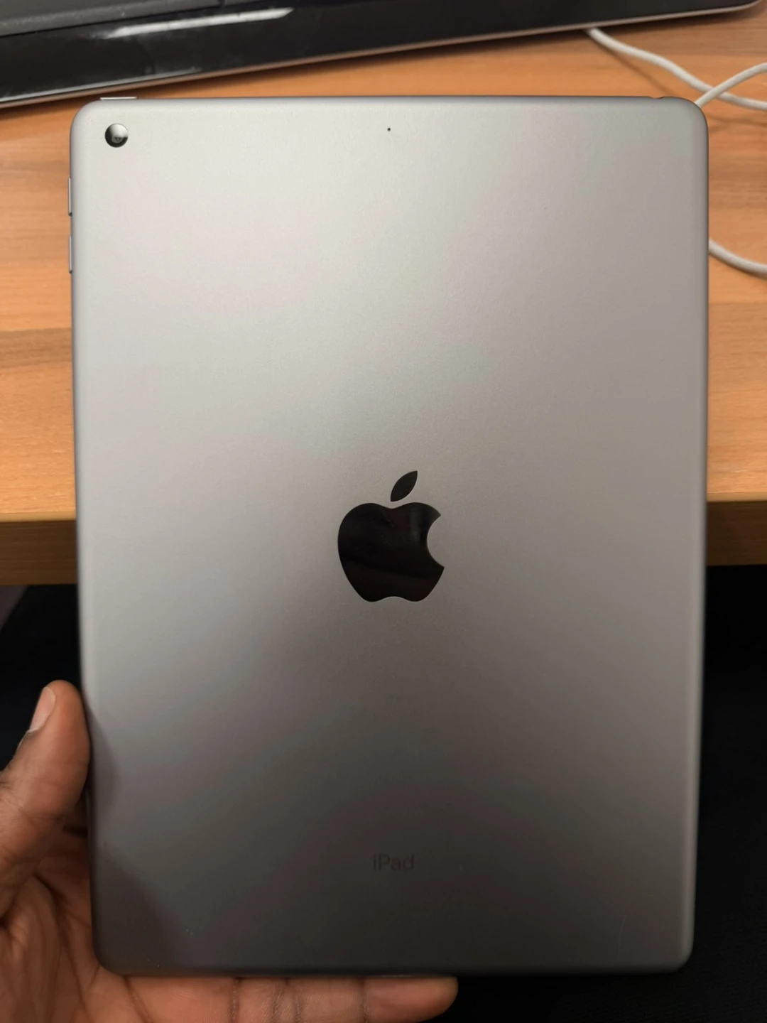 Apple iPad 6th Gen 32GB - 9.7" Retina - Great condition - photo 4