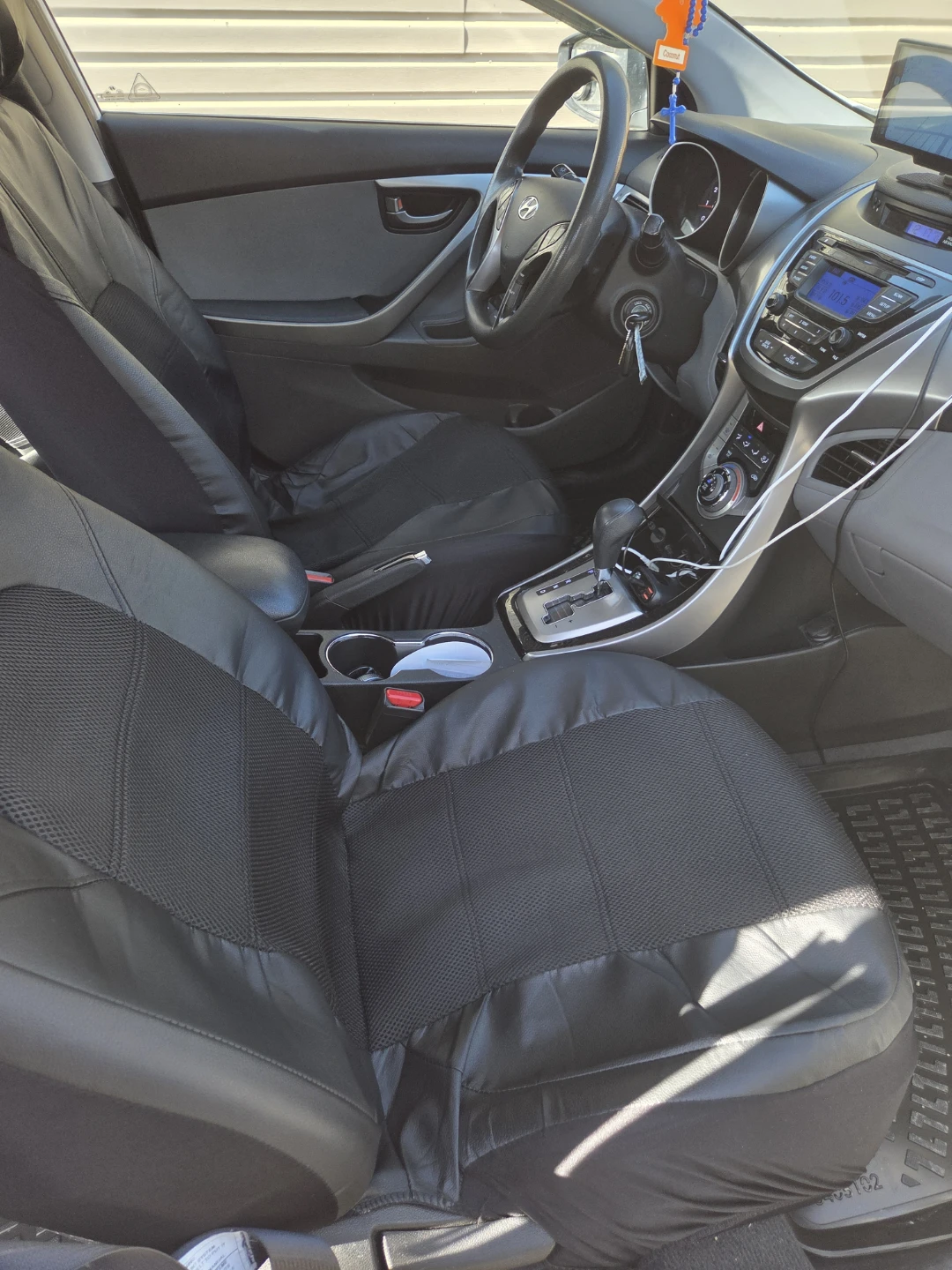 White Hyundai Elantra - photo 3