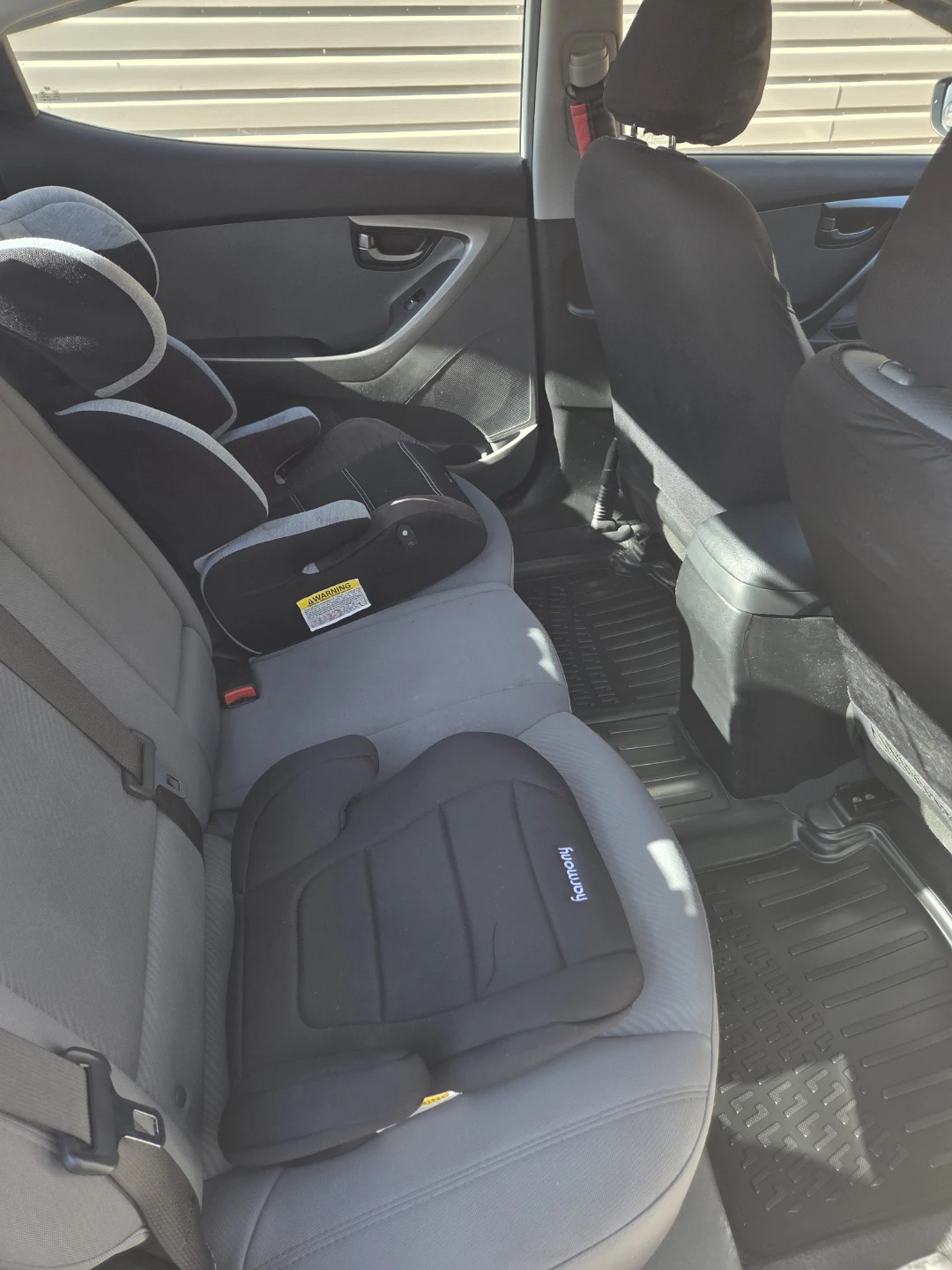 White Hyundai Elantra - photo 4
