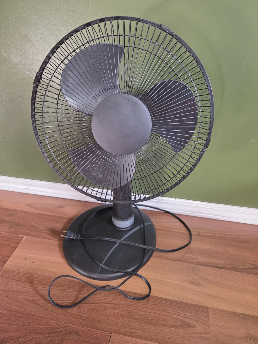 Black Oscillating Desk Fan